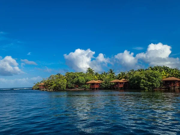 Una Vista Aerea Una Piccola Isola Tropicale Sotto Cielo Blu — Foto Stock