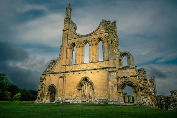 Uma Vista Baixo Ângulo Edifício Antigo Abadia Byland Inglaterra — Fotografia de Stock