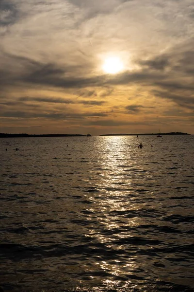 Hırvat sahilinde gün batımı.