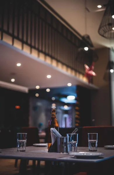 プレートとグラスのあるカフェでテーブルの美しいショット — ストック写真