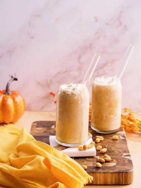 Una Toma Vertical Dos Vasos Batidos Calabaza Con Una Paja —  Fotos de Stock