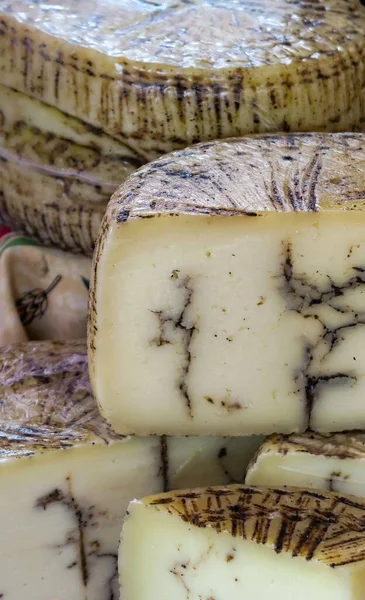 Yer Mantarı Peynirinin Dikey Yakın Çekimi Mantar Parçacıklı Peynir Aromalı — Stok fotoğraf