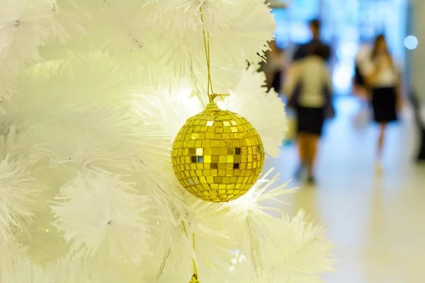 Close Uma Bola Natal Amarelo Com Led Branco Ouropel Pessoas — Fotografia de Stock