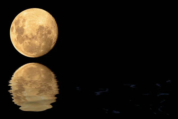 Een Betoverende Opname Van Volle Maan Met Het Meer Erop — Stockfoto