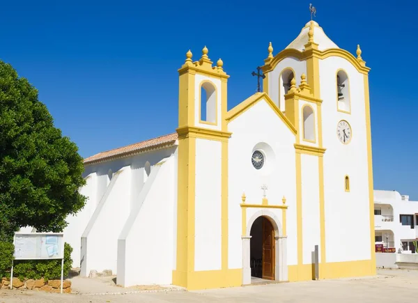 Luz, Lagos, Portekiz 15 Ağustos 2022 Praia da Luz, Portekiz 'deki Nossa Sinyora da Luz Kilisesi..