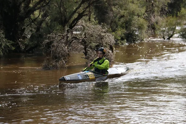 オーストラリア パース近郊で開催された2022 Avon Descent Boat Raceのパドル競技者 — ストック写真