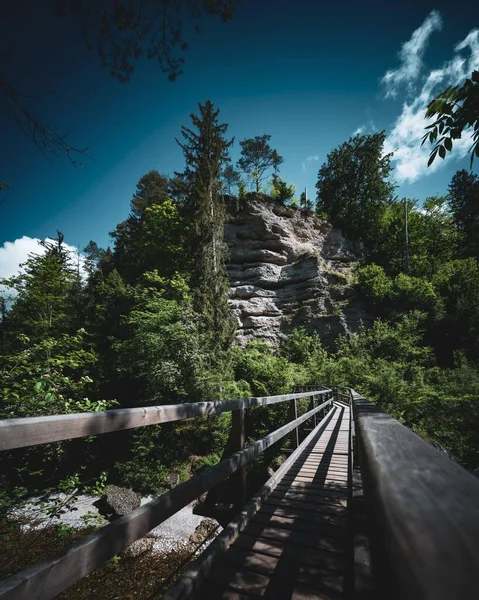 Étroit Pont Bois Dans Nature Contre Les Montagnes Rocheuses — Photo