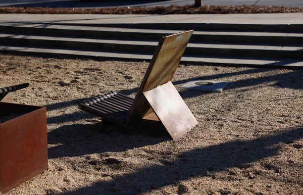 Uma Cadeira Dobrável Madeira Sob Luz Sol Uma Tarde Quente — Fotografia de Stock