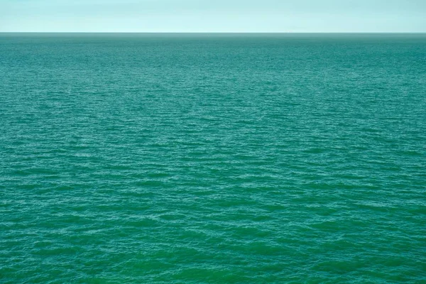 Ein Einprägsamer Blick Auf Das Türkisfarbene Ruhige Wasser Des Ozeans — Stockfoto