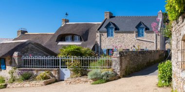 Brittany, Ile aux Moines adası Morbihan körfezinde, köydeki tipik evler