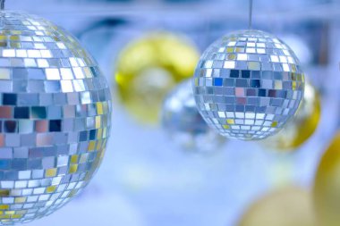 Parlak Noel toplarının seçici odak noktası