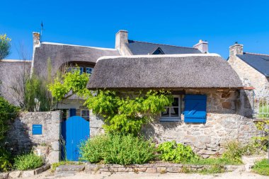 Brittany, Ile aux Moines adası Morbihan körfezinde, köydeki tipik evler
