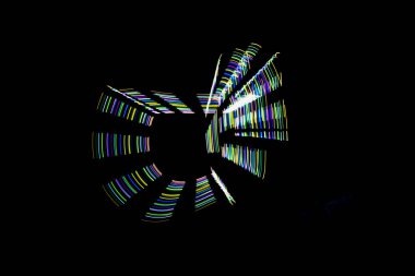 Aydınlık boya, karanlık bir göz etrafında soyut bir yörüngeyi gösteren siyah bir arkaplan oluşturur..