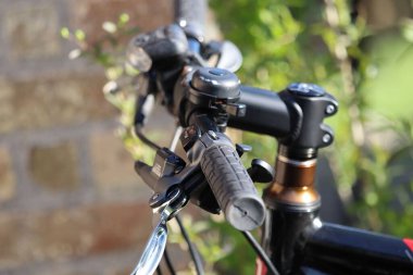 Bisiklet standının yakın plan çekimi.