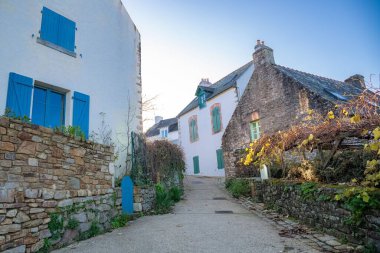 Brittany, Ile aux Moines adası Morbihan körfezinde, köydeki tipik evler