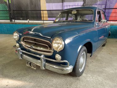 Avellaneda, Arjantin - 7 Mayıs 2022: Eski mavi Peugeot 403 bar, sedan, 1950 'lerin sonlarında bir depo avlusunda. Ön manzara. Expo Fierro 2022 Klasik araba şovu