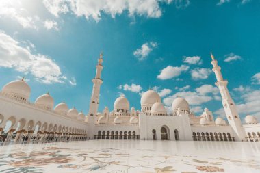 Abu Dabi 'deki Şeyh Zayed Büyük Camii' nin geniş bir fotoğrafı.