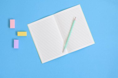 Yukarıdan kalem ve silgiyle bir defter aç