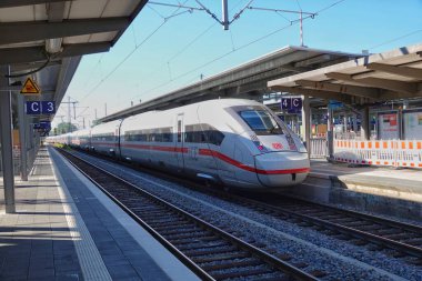 Görüntü Bavyera Almanya 'daki Augsburg ana istasyonuna giren bir ICE trenini gösteriyor.