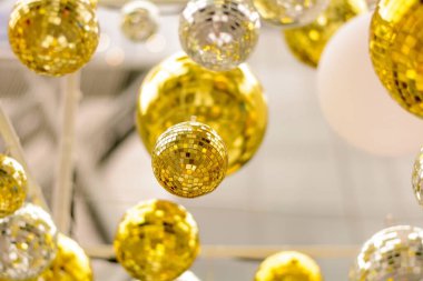 Altın bir Noel balosunun seçici odak noktası.