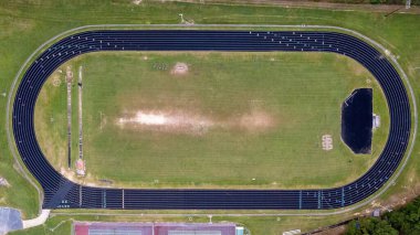 Çalışan rayları olan bir spor sahasının havadan görüntüsü