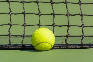 Mahkemede sarı bir tenis topu