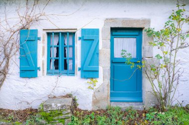 Brittany, Ile aux Moines adası Morbihan körfezinde, köydeki tipik evler
