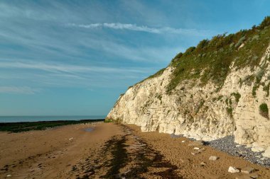 Thanet, Kent, İngiltere 'deki Dumpton Gap plajındaki plaj ve uçurumlar.