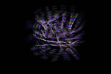 Aydınlık boya, karanlık bir göz etrafında soyut bir yörüngeyi gösteren siyah bir arkaplan oluşturur..