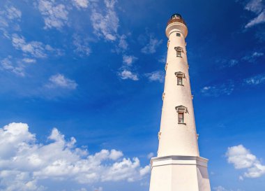 Kaliforniya 'nın arka planında bulutlu gökyüzü olan güzel bir deniz feneri görüntüsü.