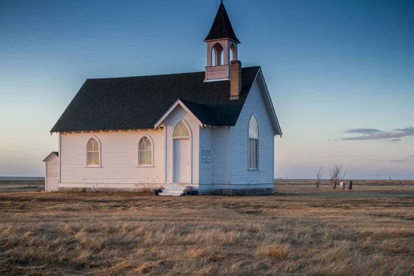 Tarlada Terk Edilmiş Eski Bir Kilisenin Yakın Çekimi — Stok fotoğraf