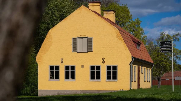 Blick Auf Ein Beigefarbenes Bauernhaus Mit Rasen Vor Grünen Bäumen — Stockfoto