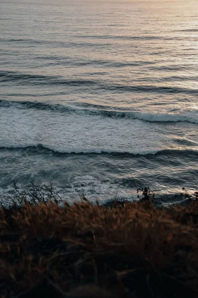 Gün batımında sahilin dikey görüntüsü.
