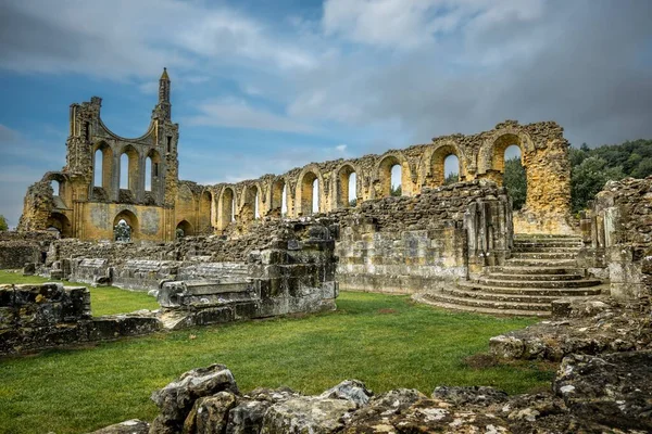 Låg Vinkel Syn Gammal Byggnad Byland Abbey England — Stockfoto