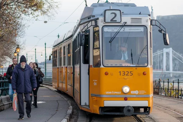 Skupina Lidí Opouští Tramvajovou Zastávku Budapešti Maďarsko — Stock fotografie