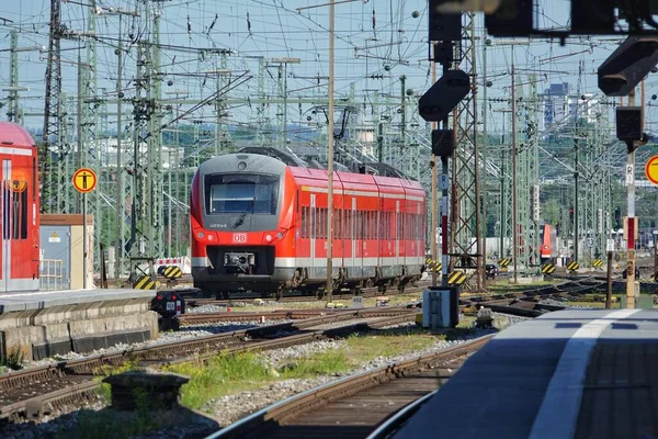 Foto Toont Een Rode Trein Die Het Centraal Station Van — Stockfoto