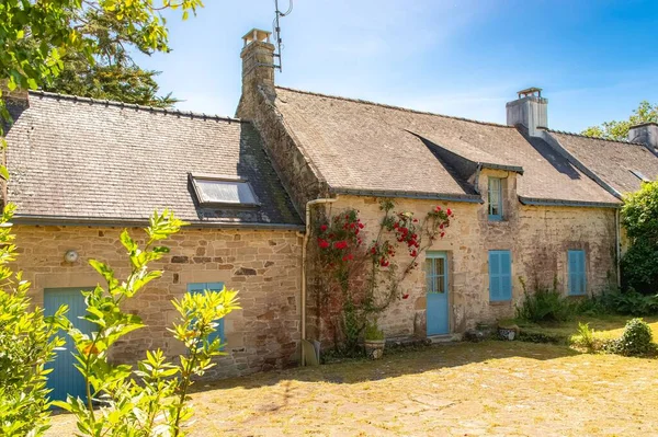 Brittany, Ile aux Moines adası Morbihan körfezinde, köydeki tipik evler