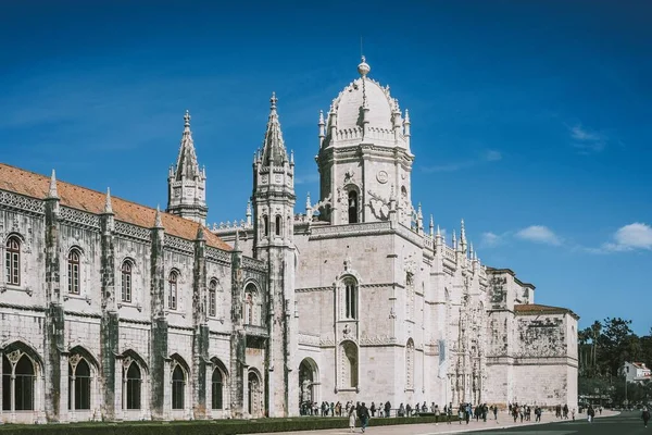 Krásný Jeronimos Klášter Lisabonu Portugalsko Návštěvníky Slunečného Dne — Stock fotografie