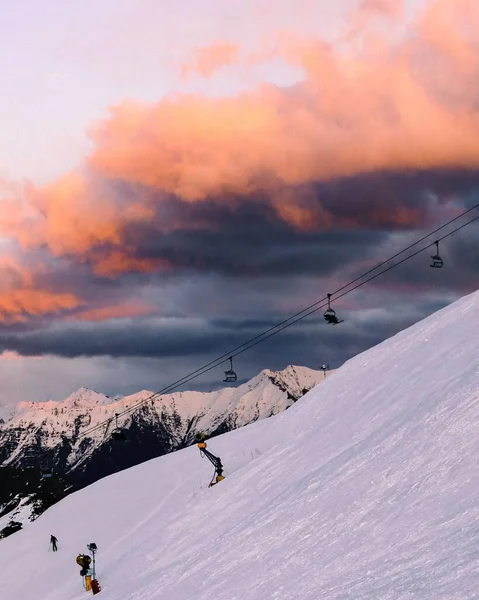 Вертикальний Вигляд Телекабіни Проходить Через Сніговий Гірський Схил Заході Сонця — стокове фото