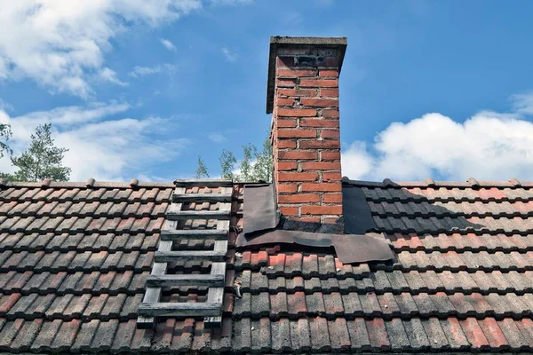 Der Flache Blick Auf Ein Dach Mit Schornstein Und Leiter — Stockfoto