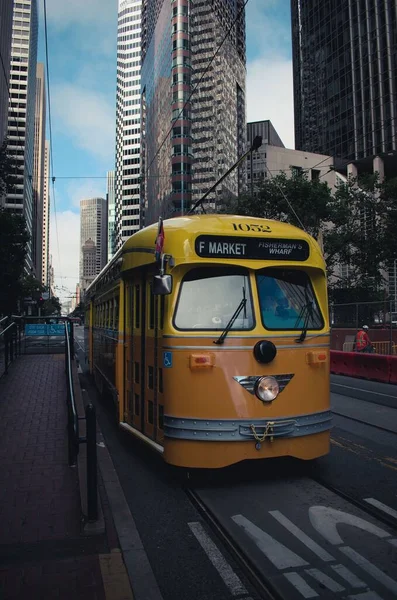 Tranvía Amarillo Calle Market Con Edificios Altos Detrás — Foto de Stock