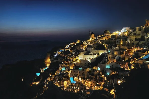 Una Toma Aérea Del Pueblo Oia Santorini Por Noche —  Fotos de Stock