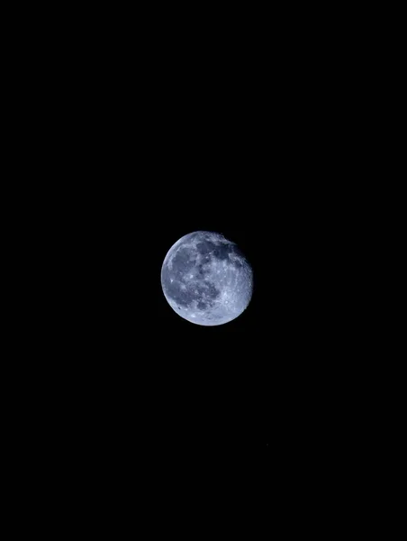 Tiro Vertical Uma Bela Lua Cheia Céu Noturno — Fotografia de Stock