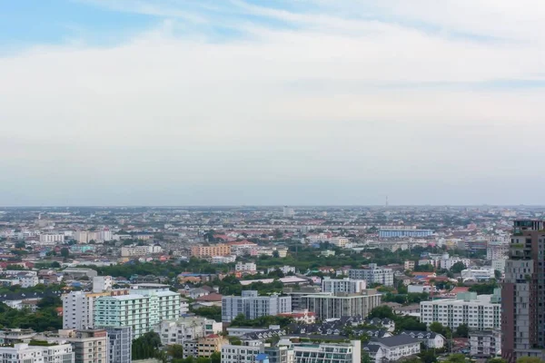 Uma Vista Aérea Dos Edifícios Cidade Dia Nublado — Fotografia de Stock