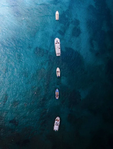 Vista Aérea Vertical Los Barcos Una Fila Agua Azul —  Fotos de Stock