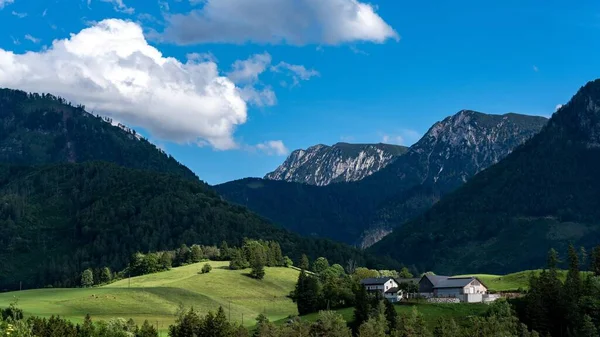 Eine Landschaft Mit Häusern Vor Dem Hintergrund Der Berge — Stockfoto