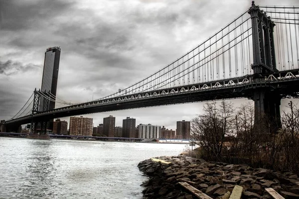 Manhattan Bridge Mot Den Molniga Himlen — Stockfoto