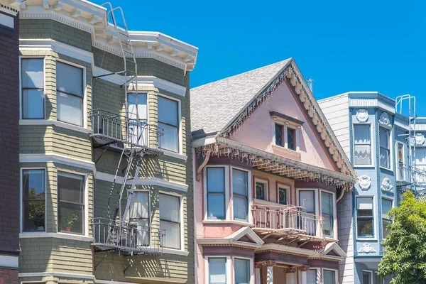 San Francisco Typische Bunte Häuser Mit Feuerfluchttreppen Freien — Stockfoto