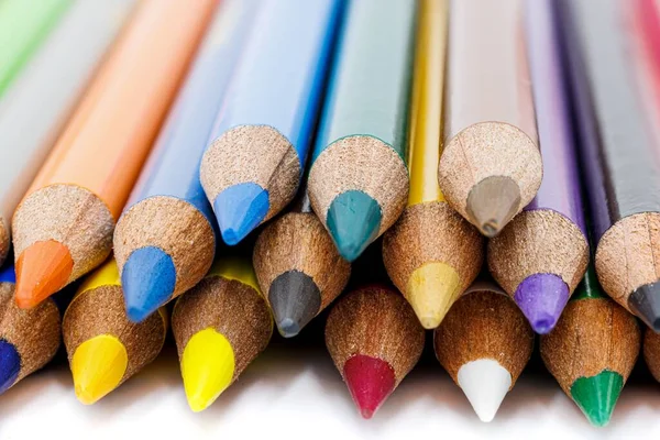Beyaz Arkaplanda Renkli Kalemlerin Yakın Plan Çekimi — Stok fotoğraf