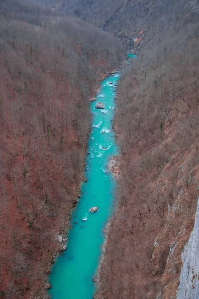 Bardzo Aqua Niebieska Rzeka Płynąca Koryta Czerwony Brud Pokryte Górzysty — Zdjęcie stockowe